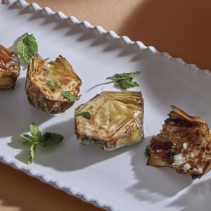 Артишоки, обжаренные с чесноком и мятой